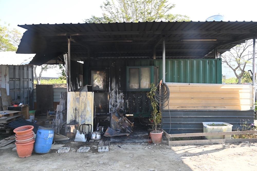 恐怖情人 懷疑前男友毒狗40歲女縱火燒工寮被撞下山坡 10 cnews204260113a02