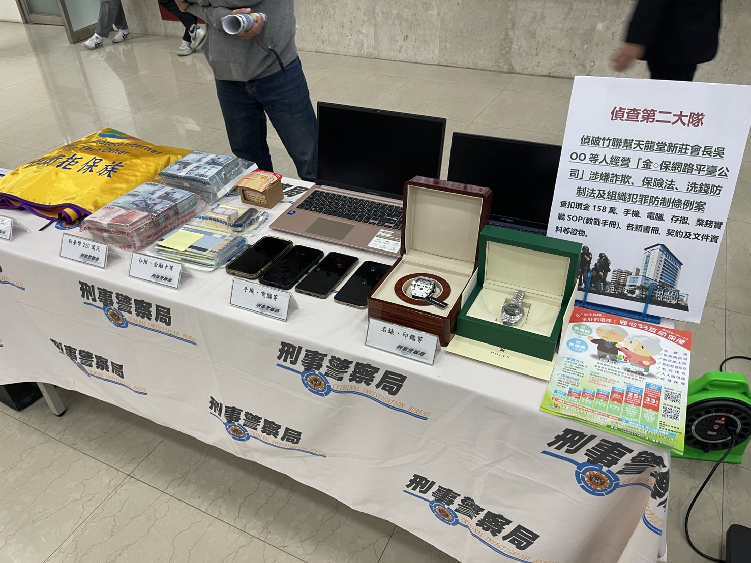 刑事局長周幼偉屆齡退休　劉世芳親頒「內政部二等內政專業獎章」 13