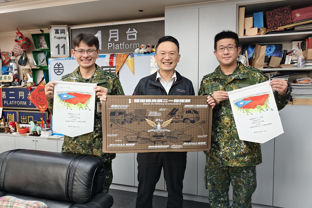 手繪國軍二一砲指部弟兄撐起巨幅國旗　蘇俊賓貼文釣出大批「同梯」 17
