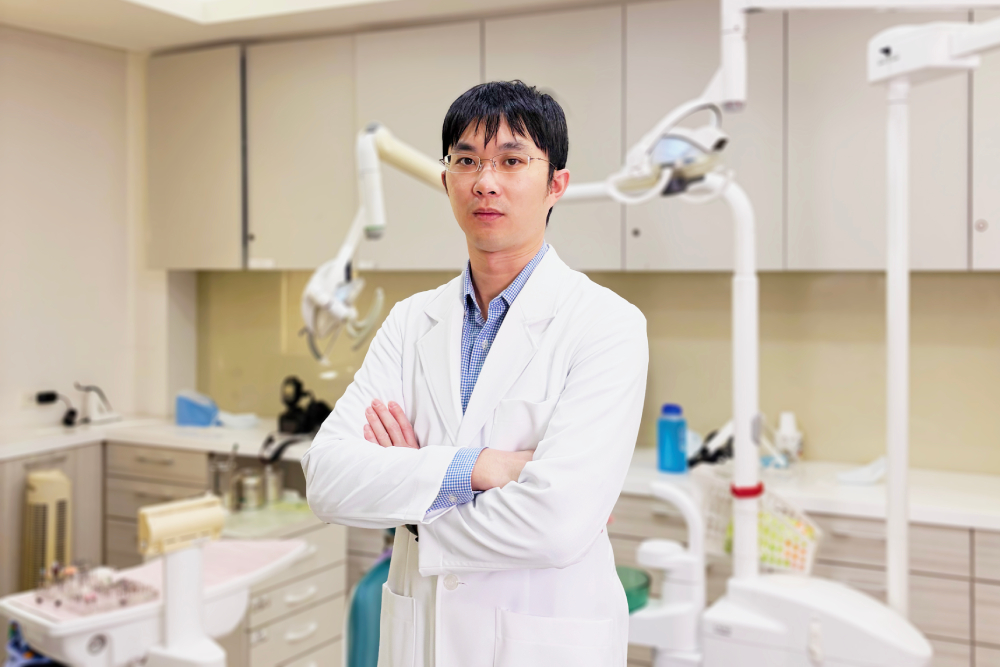 【有影】假牙也要下班休息！醫師教你3步驟遠離口臭與變形風險