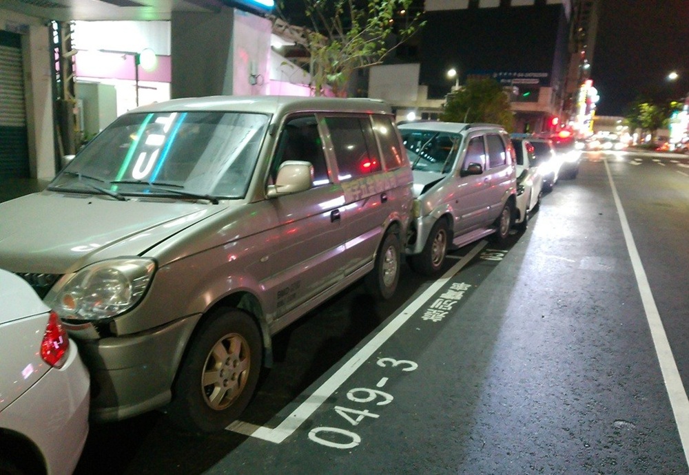 追撞臨停車輛波及停車格4汽車 疑是看導航分心肇禍 追撞臨停車輛波及停車格4汽車 疑是看導航分心肇禍