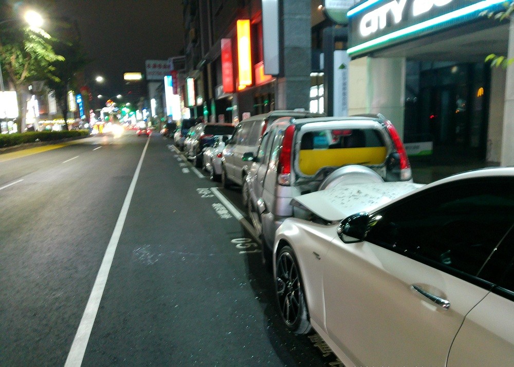 追撞臨停車輛波及停車格4汽車 疑是看導航分心肇禍 4 cnews204260122a02