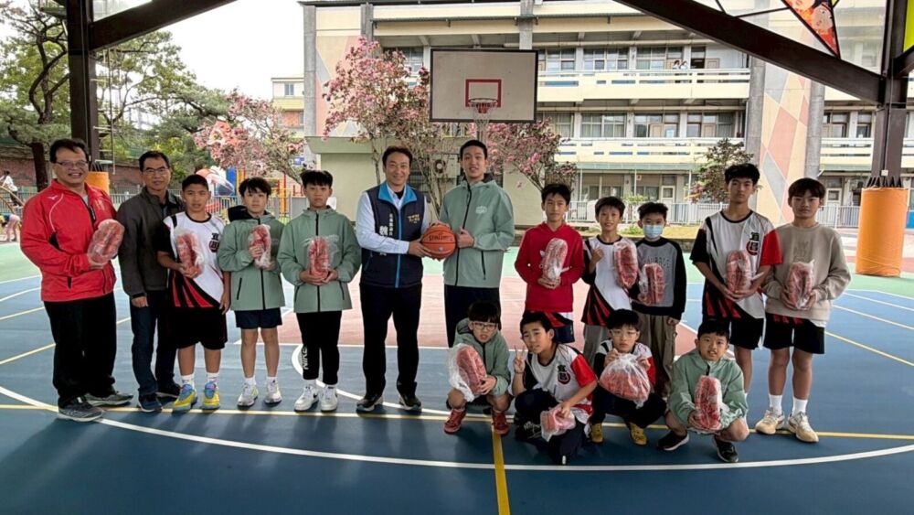 魏嘉賢攜手花蓮籃委會主委 親贈百顆籃球助吉安鄉3校 魏嘉賢攜手花蓮籃委會主委 親贈百顆籃球助吉安鄉3校