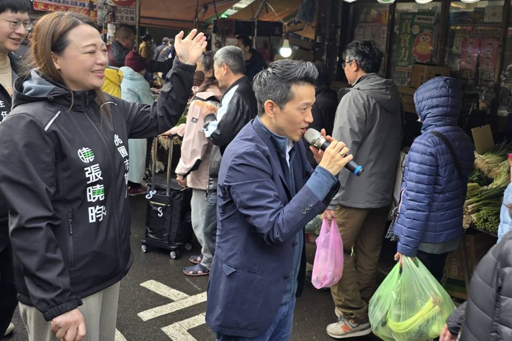 綠營基層看好戰2026　何志偉偕議員掃街獲讚稱職母雞 7