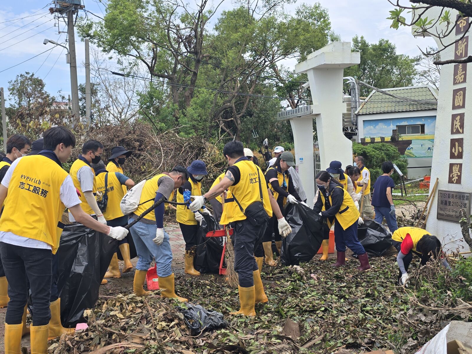 【有影】昇恆昌寒冬送暖不打烊 董、總座率近百名志工關懷弱勢 15