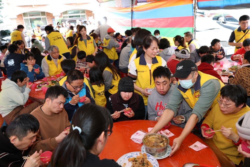 【有影】昇恆昌寒冬送暖不打烊 董、總座率近百名志工關懷弱勢 19