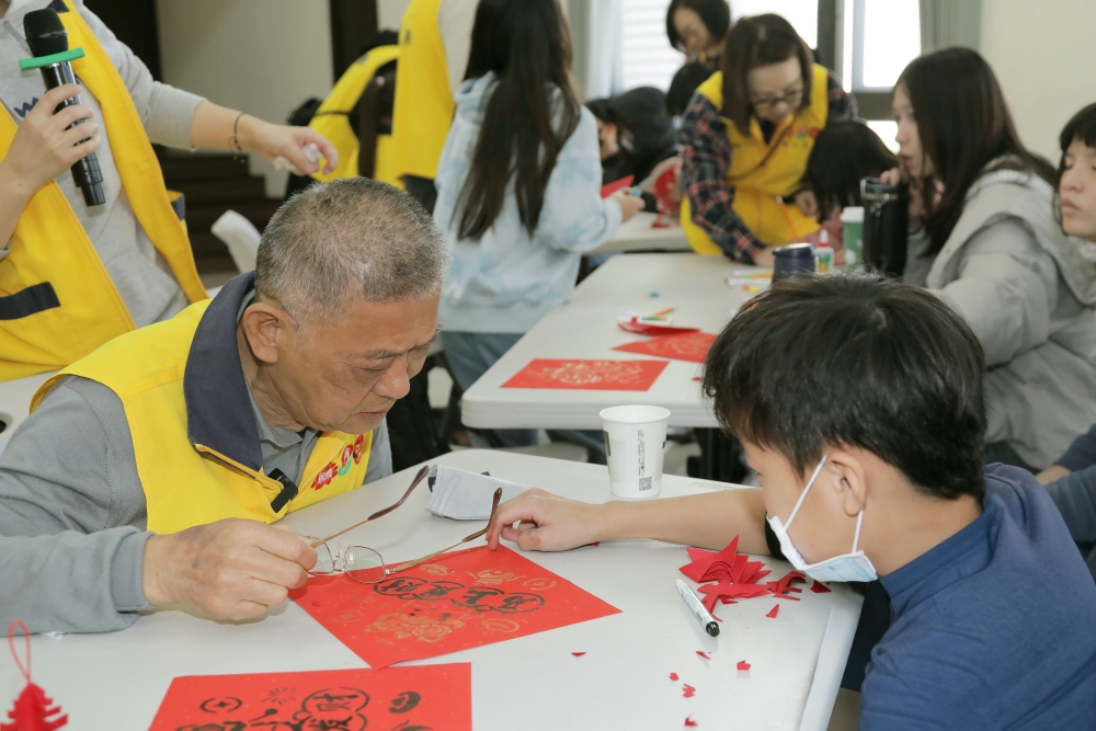 【有影】昇恆昌寒冬送暖不打烊 董、總座率近百名志工關懷弱勢 17