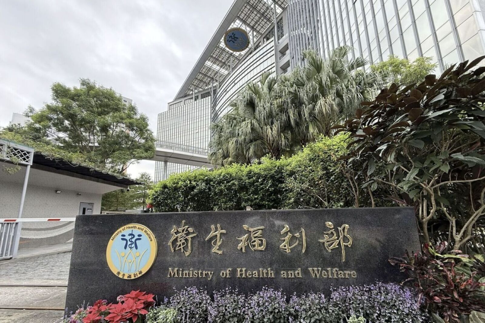 查「無照廠商開刀」衛福部出手了! 石崇良證實中榮近期「重點評鑑」 查「無照廠商開刀」衛福部出手了! 石崇良證實中榮近期「重點評鑑」