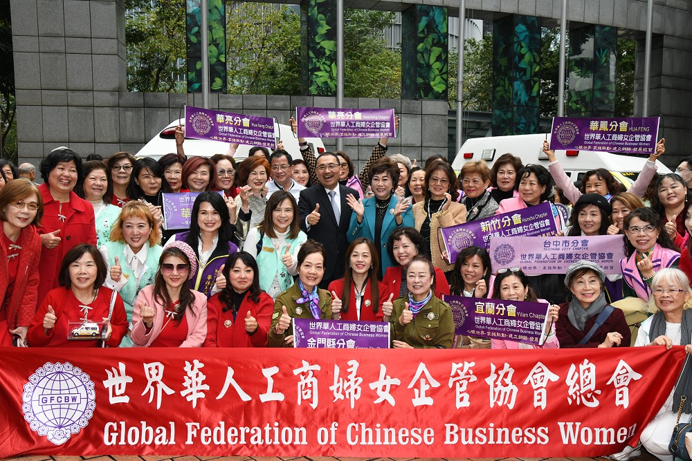 世華總會與優寶營造捐贈高頂救護車 侯友宜:拋磚引玉強化急救護量能 10 世華總會與優寶營造捐贈高頂救護車 侯友宜:拋磚引玉強化急救護量能 9