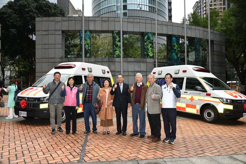 世華總會與優寶營造捐贈高頂救護車 侯友宜:拋磚引玉強化急救護量能 12 世華總會與優寶營造捐贈高頂救護車 侯友宜:拋磚引玉強化急救護量能 11