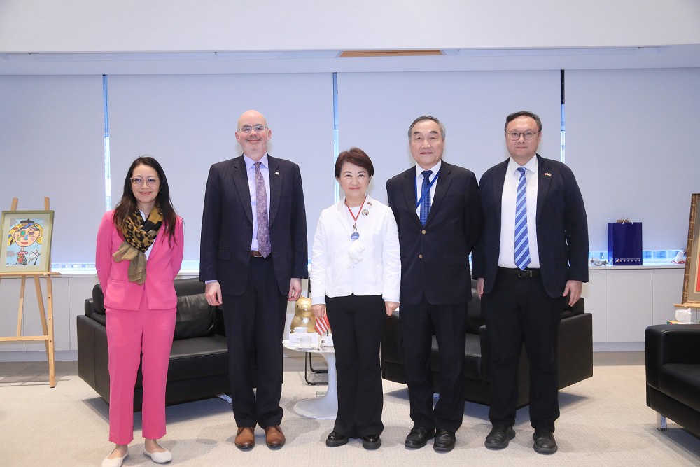 AIT高層接連來訪　盧秀燕以提燈、珍奶會友：盼加強台美經貿文化交流 9