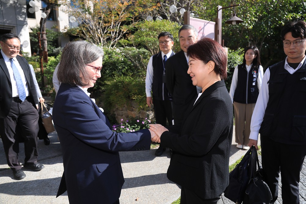 AIT高層接連來訪　盧秀燕以提燈、珍奶會友：盼加強台美經貿文化交流 11