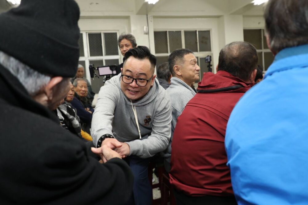 拋敬老三節禮金設籍放寬 童子瑋承諾金額再加倍 拋敬老三節禮金設籍放寬 童子瑋承諾金額再加倍