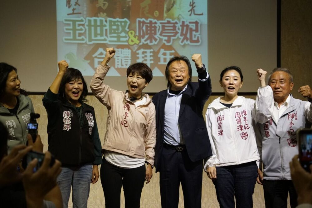 「扶龍王」兌現承諾赴台南合體陳亭妃 逾千人擠爆發春聯會場 「扶龍王」兌現承諾赴台南合體陳亭妃 逾千人擠爆發春聯會場