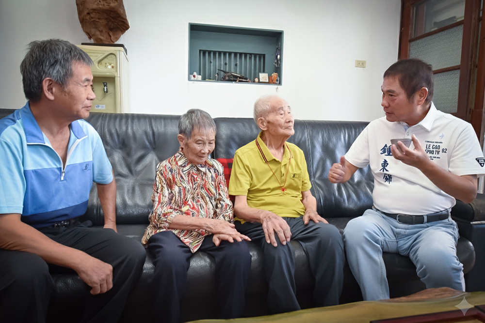 苗栗10.5萬長者喜領春節紅包 鍾東錦:7月起敬老卡可至農會購物 苗栗10.5萬長者喜領春節紅包 鍾東錦:7月起敬老卡可至農會購物