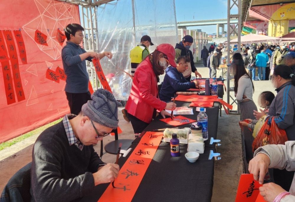 新北高灘處河濱市集名家揮毫迎春 大年初一財神送發財金 新北高灘處河濱市集名家揮毫迎春 大年初一財神送發財金