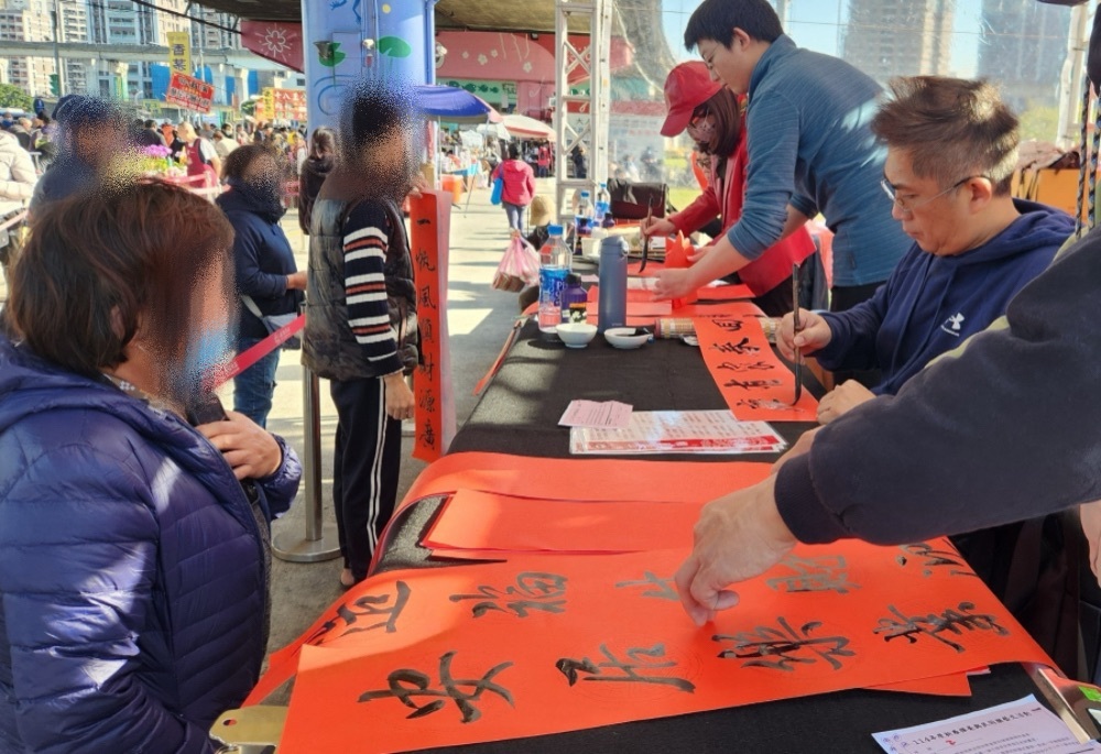 新北高灘處河濱市集名家揮毫迎春 大年初一財神送發財金 12 248260202a02