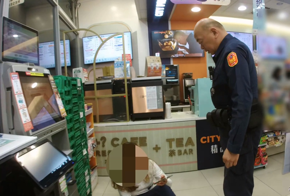 結帳排隊爆口角 2婦人在超商拉扯互告 4 cnews204260202a02