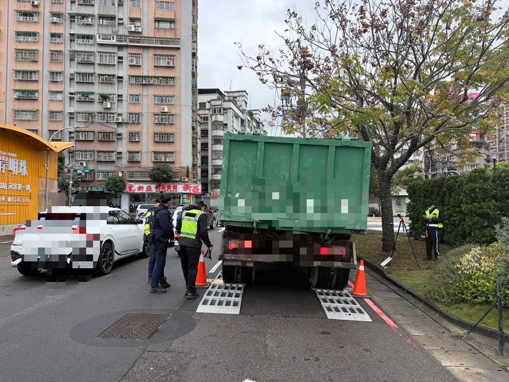 強力攔查大型車 新北中和警今年迄今查獲交通違規計271件 6 cnews204260202a06