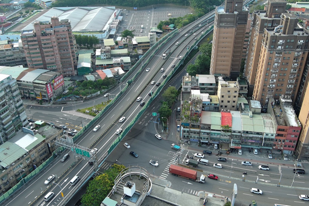 開啟上帝視角疏導交通 警提醒路口不禮讓當心挨罰 開啟上帝視角疏導交通 警提醒路口不禮讓當心挨罰