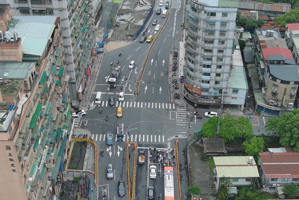 開啟上帝視角疏導交通 警提醒路口不禮讓當心挨罰 4 cnews204260202a14