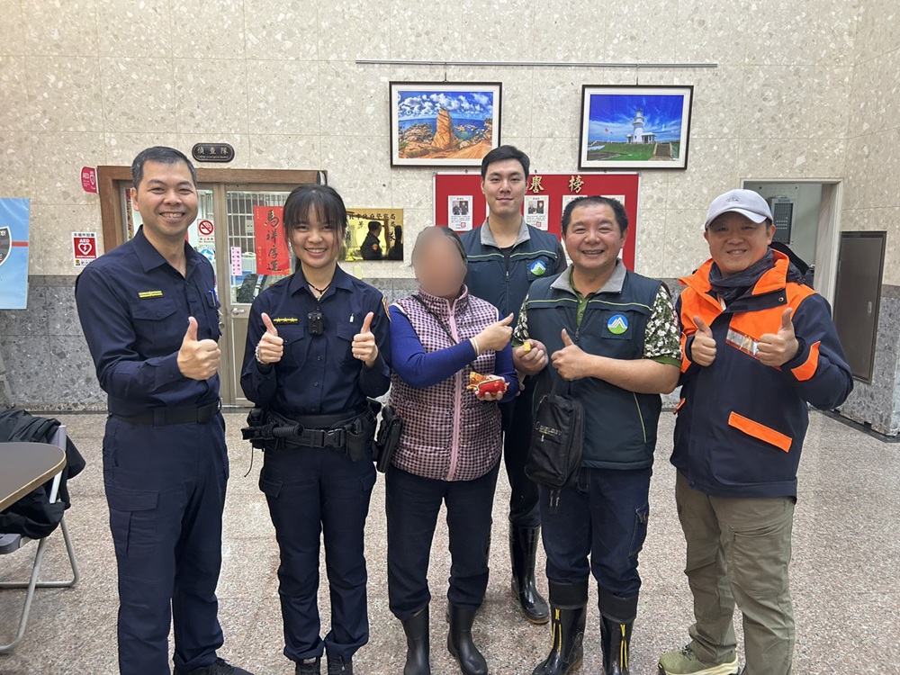 年終大掃除丟黃金 清潔隊員尋獲7兩多金項鍊與戒指 4 cnews204260203a02