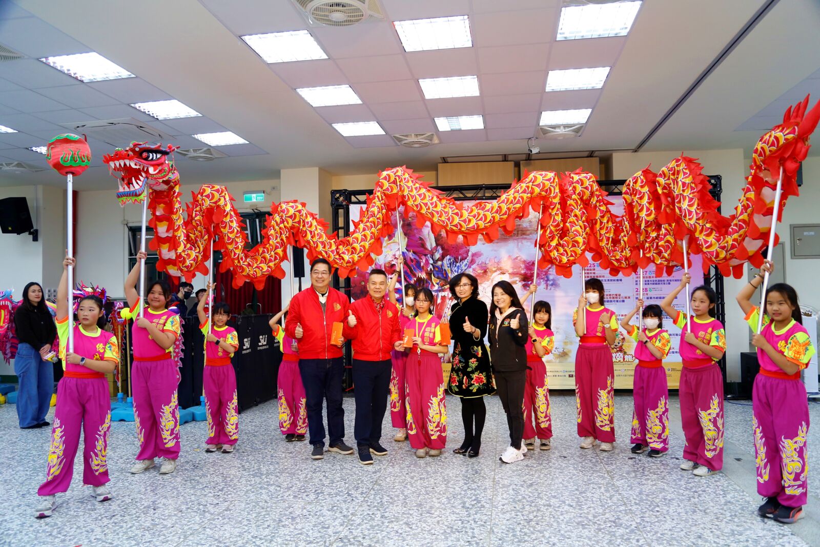 苗栗年度盛事火旁龍系列活動登場 余文忠盼驅晦氣、迎2026好運 14 苗栗年度盛事火旁龍系列活動登場 余文忠盼驅晦氣、迎2026好運 13