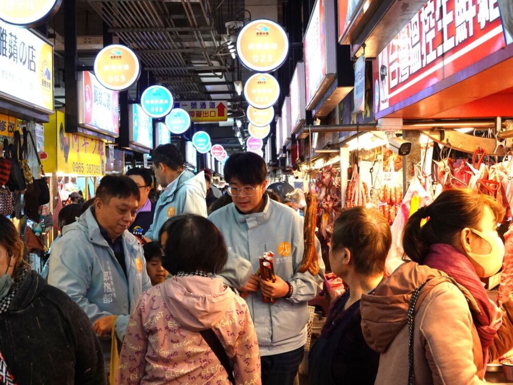 魏嘉彥偕楊哲灃掃市場發限量春聯　民眾暖喊提前感受春節氛圍 9