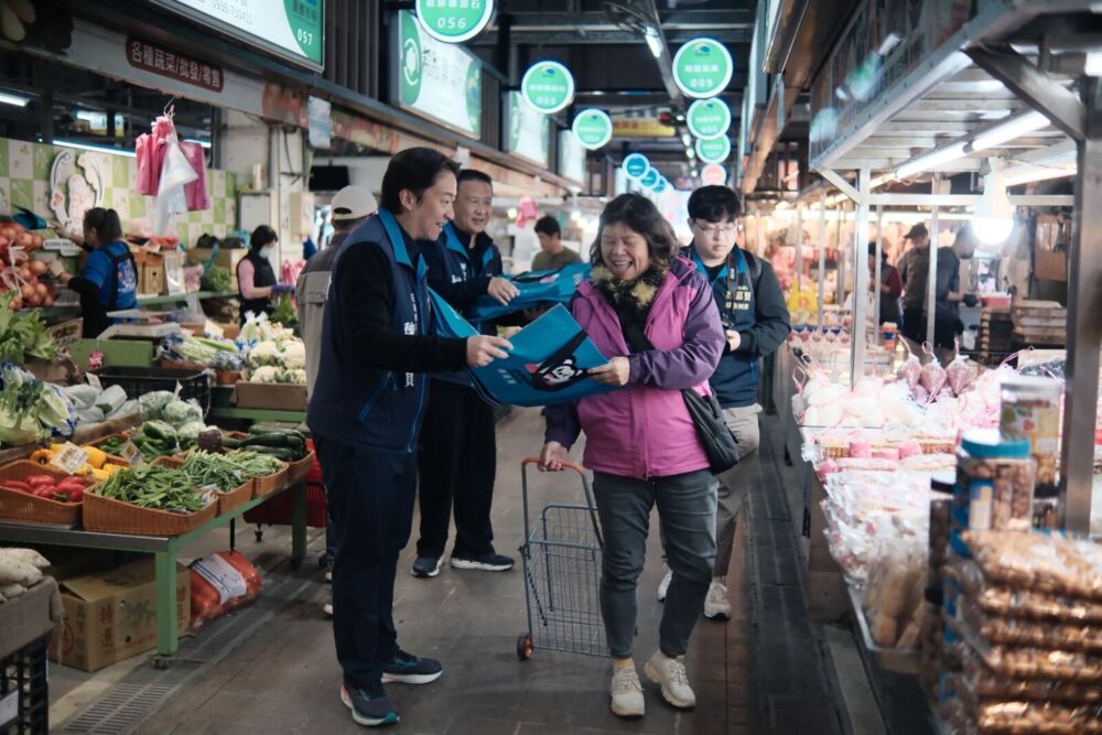 魏嘉彥偕楊哲灃掃市場發限量春聯　民眾暖喊提前感受春節氛圍 11