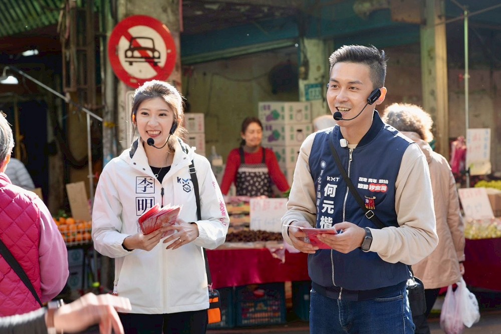 何元楷偕李明璇市場發春聯　民眾知蔣萬安幕僚身分大讚支持