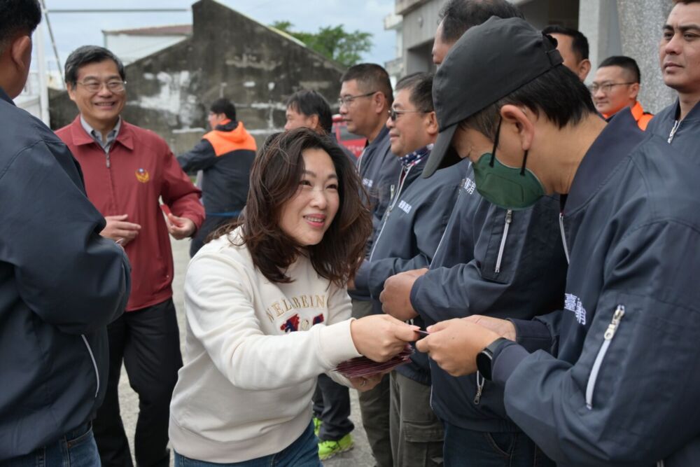 吳秀華自成功鎮出發新春拜年　感謝基層同仁讚地方安定力量