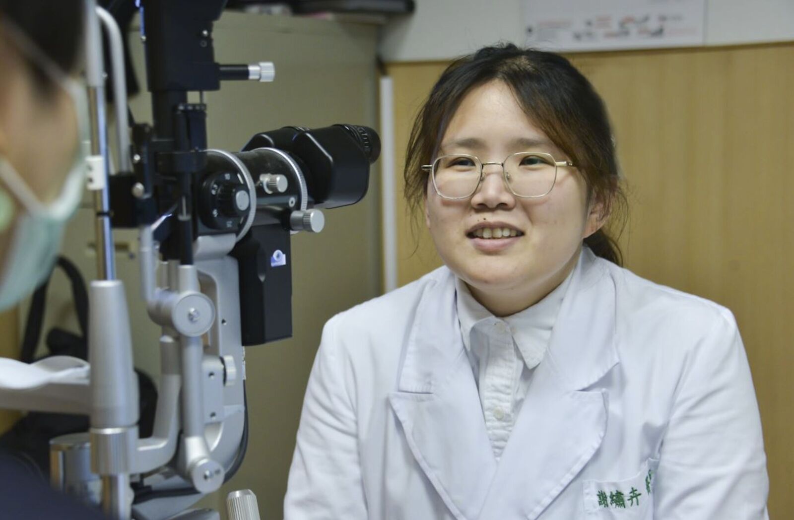 她「看東西霧霧的」不是用眼過度！   醫揪血管瘤壓迫視神經