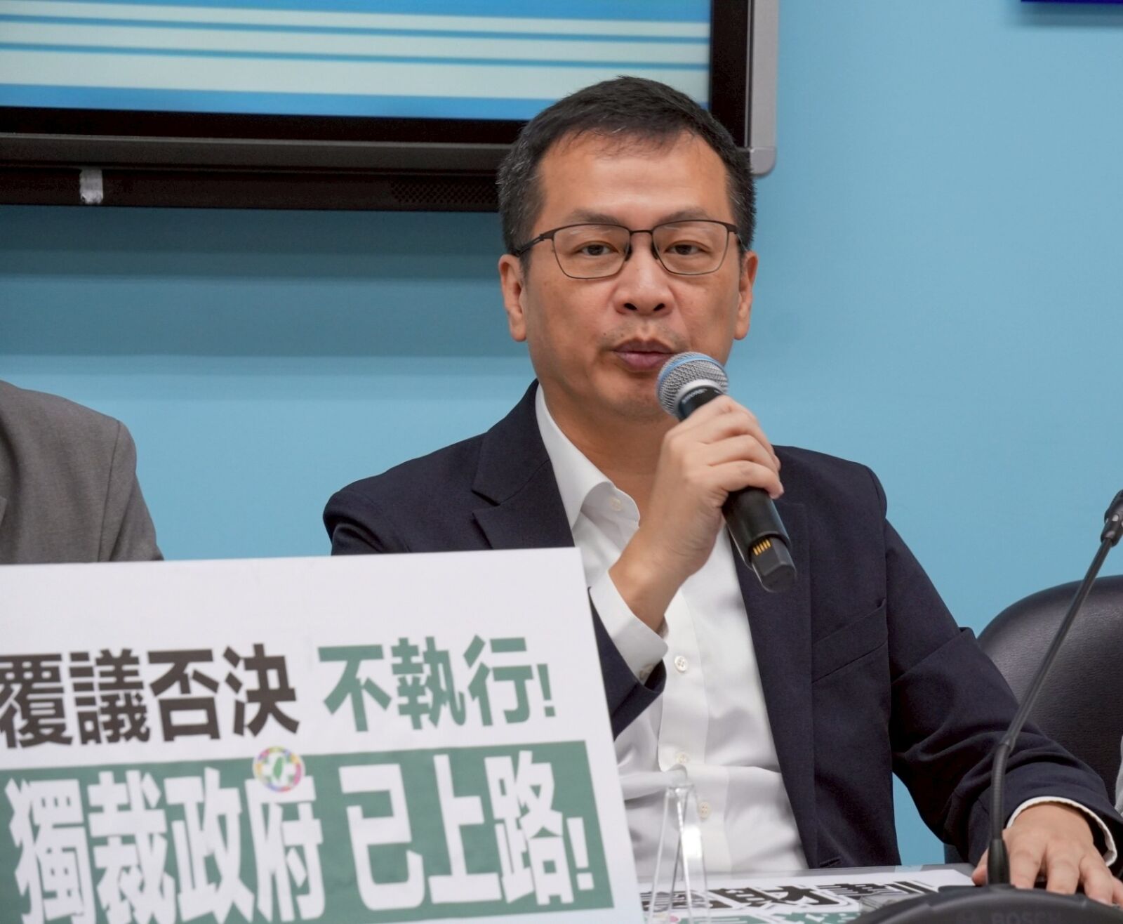 行政院不副署《眷改條例》修法　羅智強轟：導致5億元新眷舍持續閒置 13
