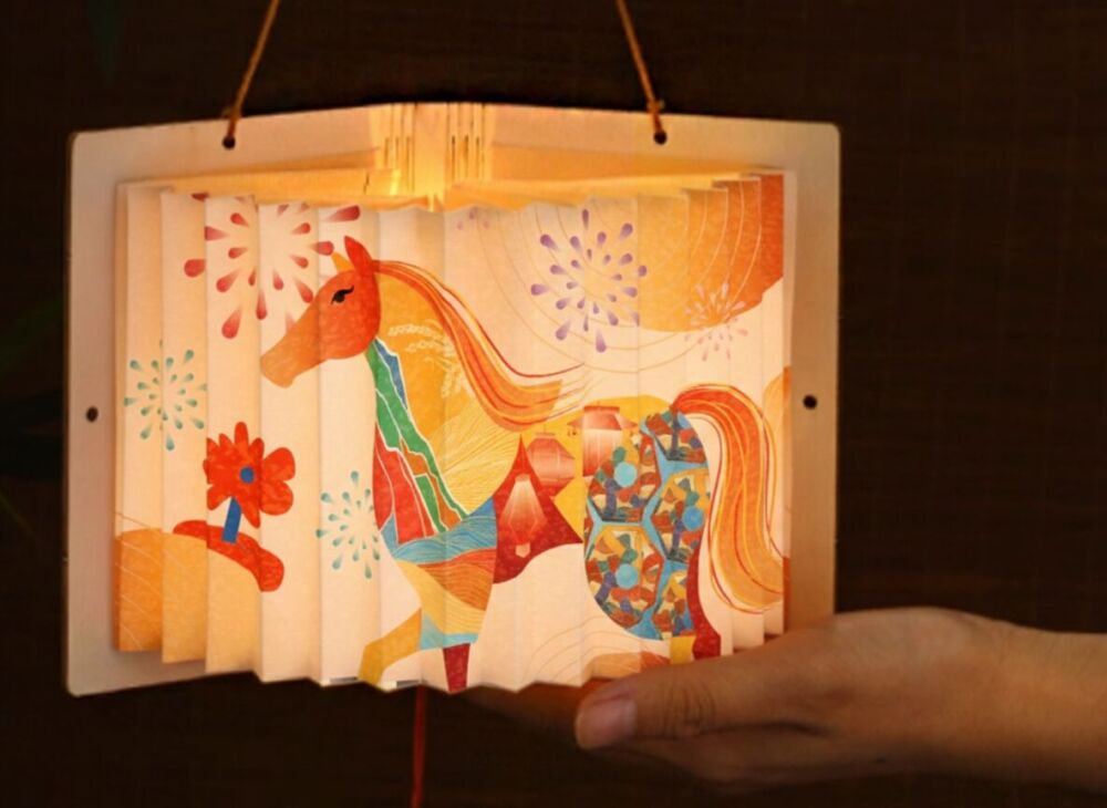 花蓮「翻閱奇蹟」提燈亮相引話題　觀光處邀民眾2時段限量領取