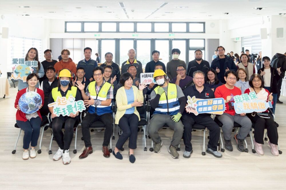 饒慶鈴宣示啟動「年終大掃除」　致贈工作護具感謝清潔隊付出