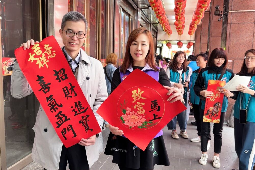 劉美芳舉辦書法大師揮毫贈春聯　里民免費領取提前感受年節氣氛