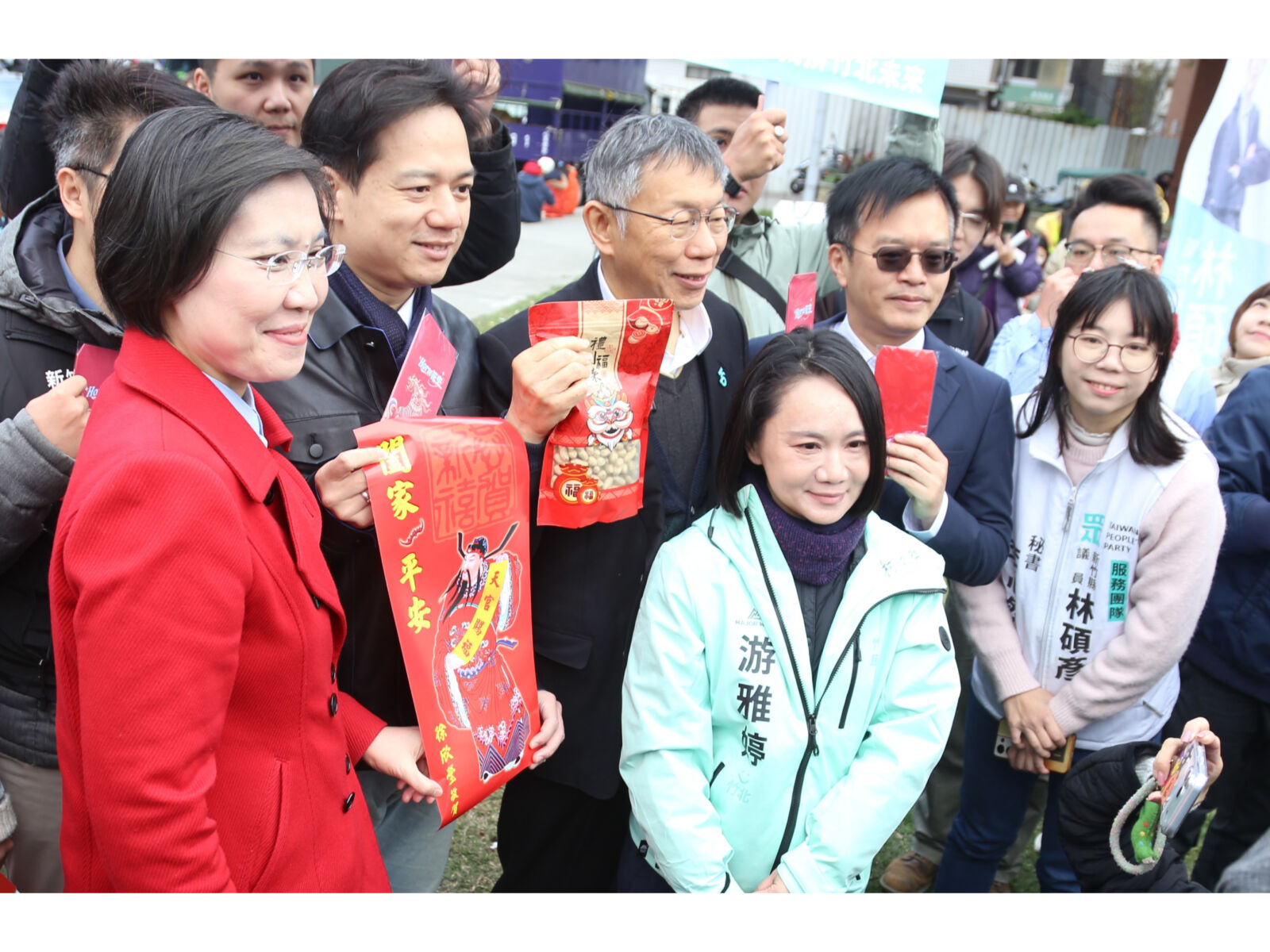 竹北掃街「偶遇」柯文哲引話題　徐欣瑩指彼此理念近、贈麻糬拜早年
