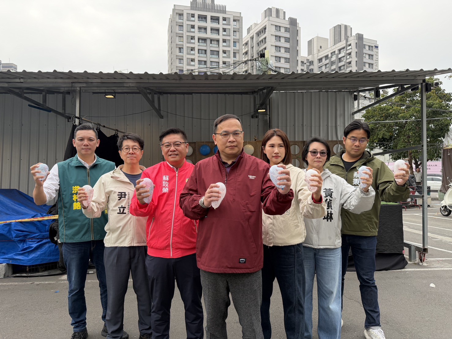 王義川輔選高雄小雞搞創意射藍白氣球　尹立點名：這柯、那顆都一樣