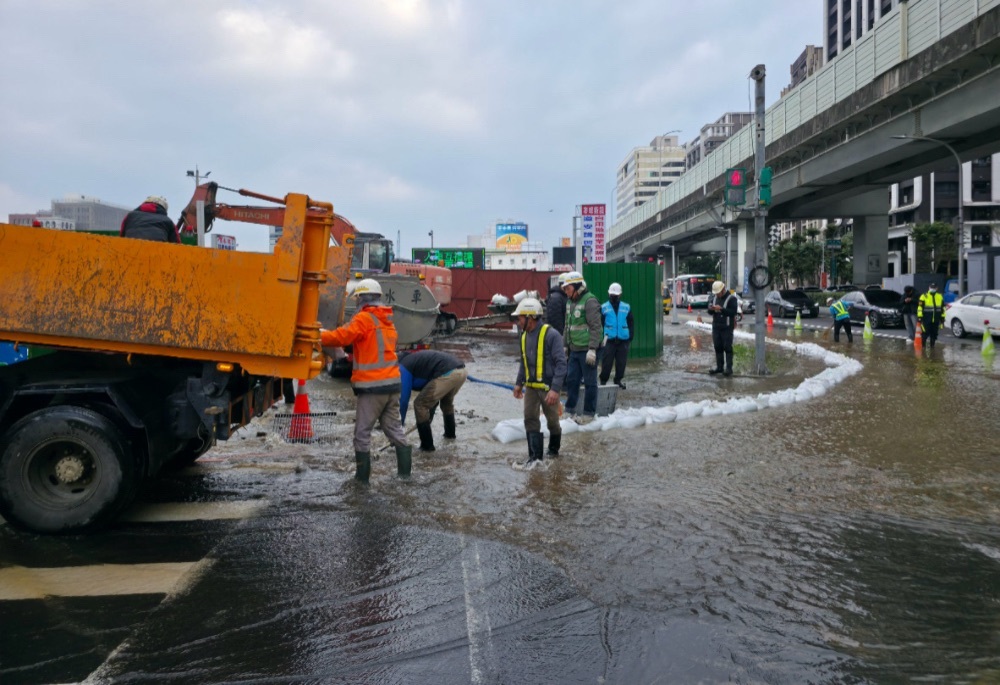 施工誤損管線萬戶供水受影響　侯友宜率團隊赴新莊視察搶修
