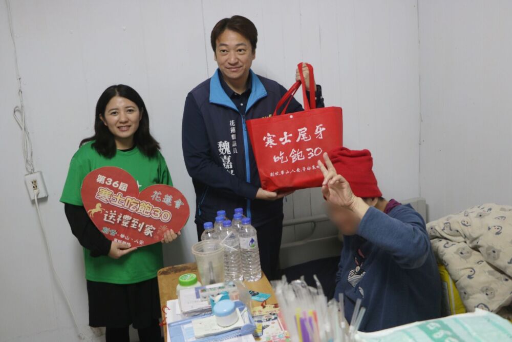 攜手「寒士吃飽30」行動　魏嘉賢逐戶送禮助弱勢過好年