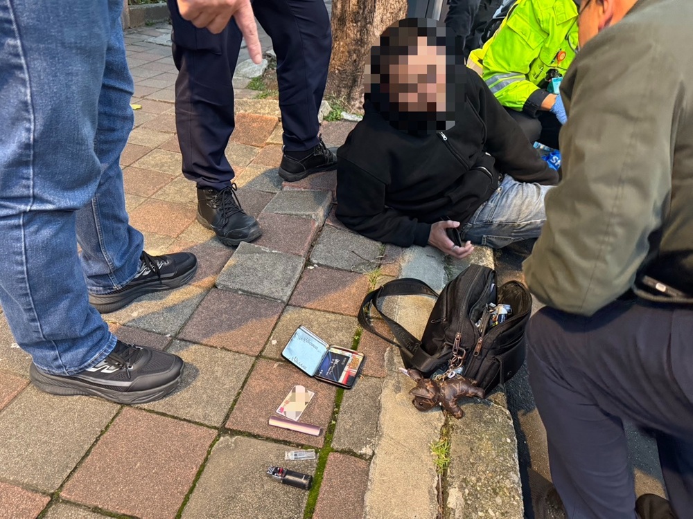 女機車騎士遇警狂逃 小貨車側擋助逮人警查獲毒品 11 cnews204260209a20