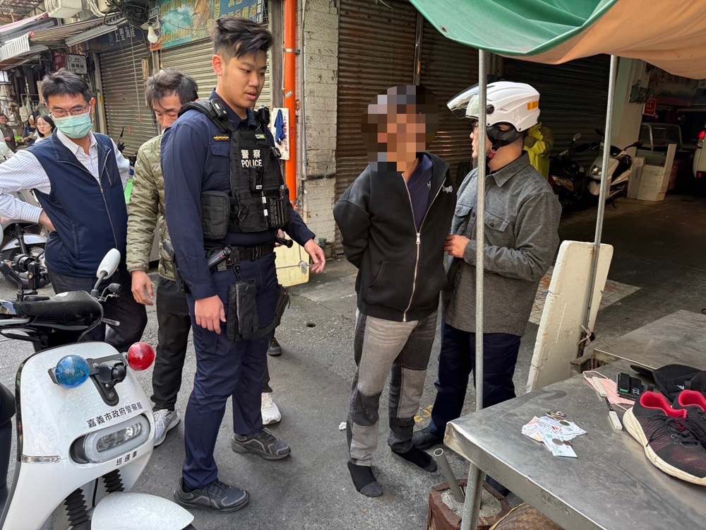 搶銀樓金飾4兩多　47歲男想騎機車逃自摔警民壓制逮人