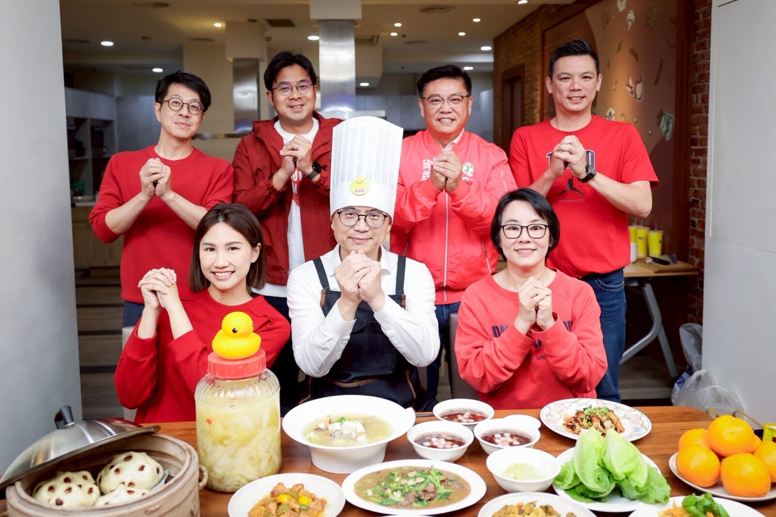 迎新年行銷高雄在地味　賴瑞隆攜議員參選人推《港都大廚》系列影片