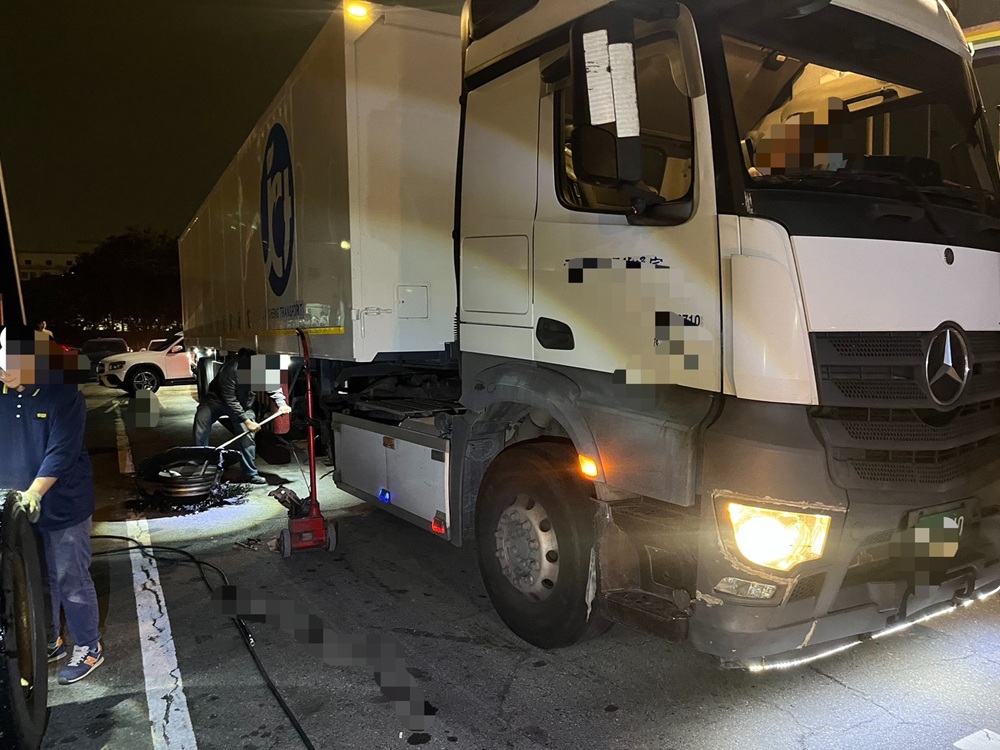 聯結車爆胎　國道胎皮四濺波及15車追撞