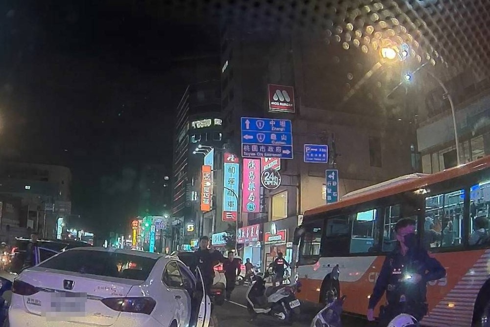 市區狂飆　失聯移工駕駛贓車躲警逆向撞公車與機車