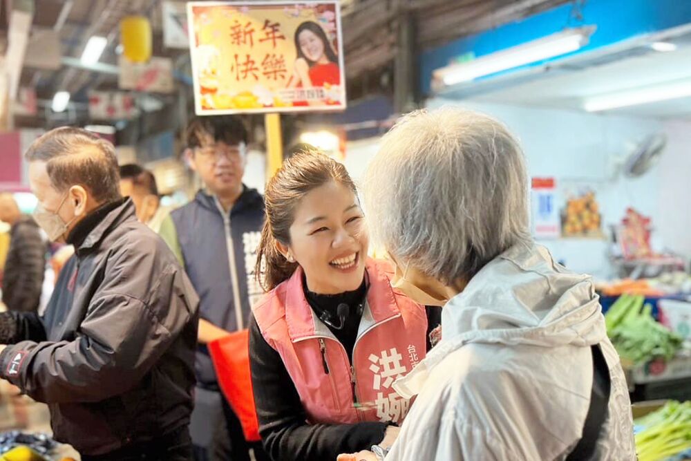 春節連假遊萬華　洪婉臻邀祈福逛街感受年味