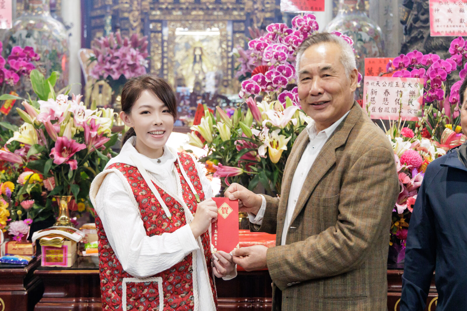 高虹安穿阿珠媽背心拜天公、發紅包掀拍照潮　民眾：太有梗了 7