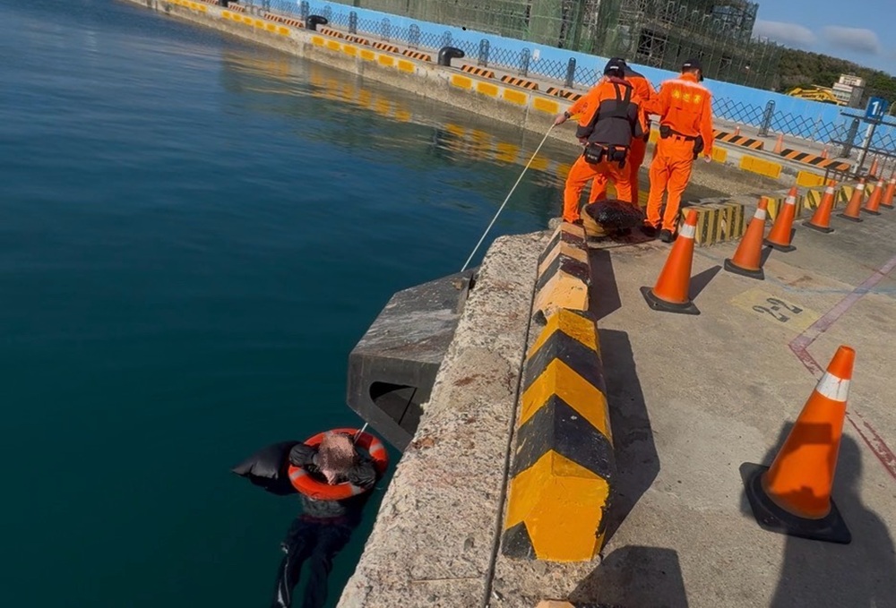 58歲男碼頭落海　7海巡員馬公商港即時救援