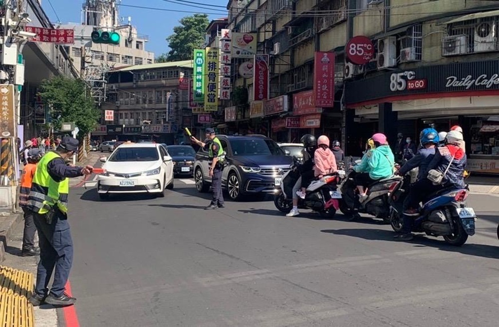 車潮湧現 新北警啟動中和烘爐地板橋慈惠宮疏導措施 4 cnews204260216a04