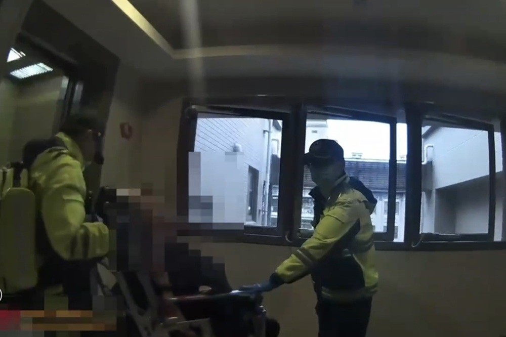 除夕失聯身體不適餓3天　主管報案警即刻救援保全男脫險